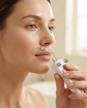 Mujer usando la depiladora facial en el labio superior